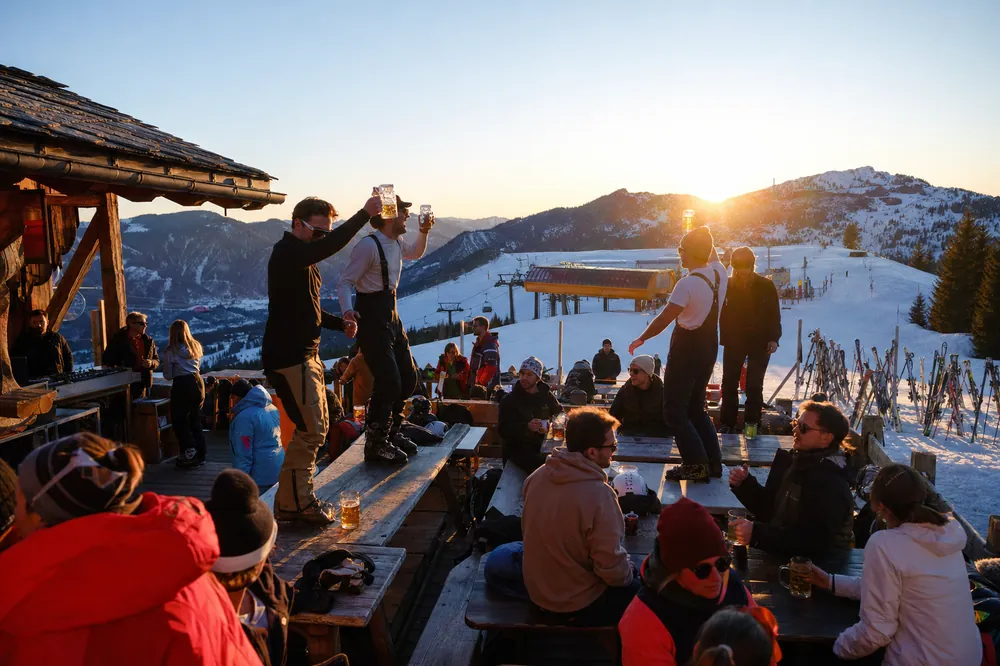 Afterski på terrassen i aftensol